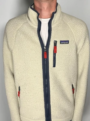 Patagonia fleece jacka - 👕 Plagg: fleece jacka                                                               📏 Storlek: M (storlekslappen avklippt)                                                               🏷️ Märke/Modell: Patagonia                                    ✨ Skick: Fint skick                                                        💬 Vid frågor är det bara att skriva!                                                                                          🛍️ Gramenti