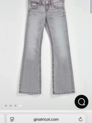 Gråa bootcut jeans  - Snygga gråa bootcut jeans från Gina Tricot young i storlek 164, använda men inga slitage!💕💕