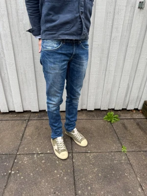 Dondup George jeans - Dondup jeans - Modell: George - Storlek: W31 - skick: 7/10(slitna vid Benöppning) - Nypris runt 3000kr