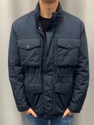 J.Lindeberg fieldjacket - Väldigt fint skick utan defekter, modellen är 185 cm och väger ca 75 kg och den är för stor