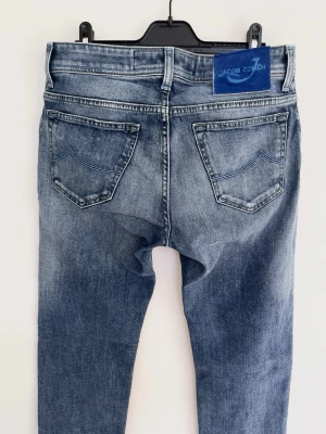 Jacob Cohën Jeans - Riktigt feta Jacobcohen jeans! Toppskick, inga defekter. Storlek 30, midja=40, Längd=100. Modellen är 688 och sitter slim/regular. Kontakta mig för fler frågor och funderingar!