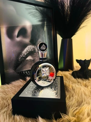 Lyxig och Oanvänd Parfym – Lattafa Fakhar (100 ml) - Säljer en helt ny och oöppnad flaska av den fantastiska och exklusiva Lattafa Fakhar ( Eau de Parfum). Det här är inte bara en parfym, det är en upplevelse av ren lyx! Flaskan har en otroligt snygg, elegant och unik design med lyxiga detaljer som drar blickarna till sig och gör sig perfekt på hyllan. Doften är djupt sofistikerad med en perfekt balans av fräscha, kryddiga och träiga noter som ger ett långvarigt och oförglömligt intryck. Passar perfekt både till vardags och till speciella tillfäll