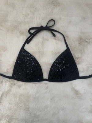Svart bikini calzedonia  - Svart bikini ifrån Calzedonia i storlek S med paljetter🤍