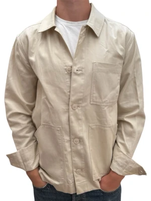 Beige overshirt - En mycket snygg beige overshirt/jacka i storlek M. Modellen är 186 cm och overshirten är i mycket fint skick. Ett stilrent och mångsidigt plagg som passar perfekt både som lättare jacka eller som ett extra lager under svalare dagar. Hör av dig vid frågor :)