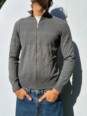 Esprit kofta XS - Hej och välkommen till byTorén. Detta är en kofta från Esprit i storlek M, men sitter som XS med normal passform. Modell på bild är ca 182, 67kg. Plagget är i bra skick utan några defekter. Tveka inte på att höra av dig, även om det skulle vara minsta lilla;)