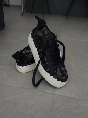 Svarta spets sneakers från Chloé - Säljer nu mina underbara sneakers från Chloé i svart spets. Dem är i super bra skick och inga tydliga tecken på användning ☺️ 