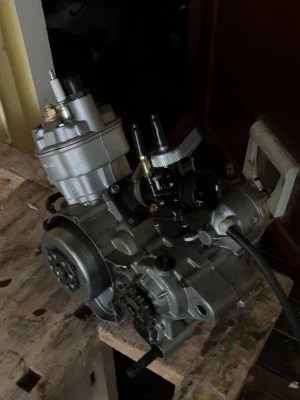 Derbi Senda (EBE050) äldre motor - Komplett motor till äldre Derbi (EBE050).  Allt är nyköpt och knappt kört  Setup: Förstärkt vev o nya lager Airsal T6 70cc sport (körd 90km) 21mm phbg förgasare  RQ insug Malossi VL6 membran Förstärkt koppling och hårdare fjädrar 14 tandat framdrev  Rör: Yasuni SPR3 Max kan köpas till  Hör av dig om du undrar något.