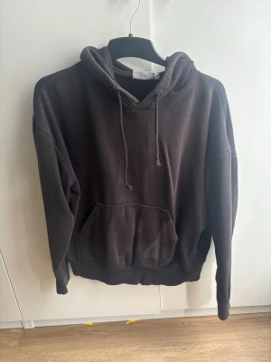 Hoodie weekday - Välanvänd hoodie från weekday med en klour fläck på framsidan. 