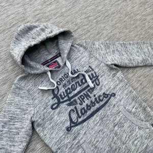 Superdry hoodie - Säljer nu denna riktigt snygga superdry hoodie!👏 Stolrek: S (dam) Skick: 9/10🌟 Hör gärna av er vid frågor eller funderingar!🤗