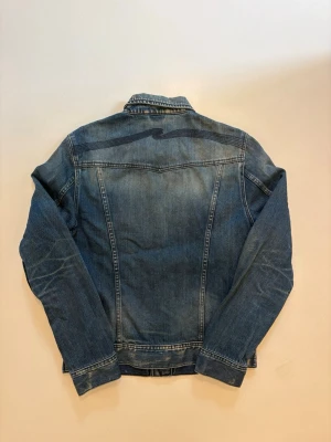 Nudie jeansjacka - Vintage blå nudie jeans jacka perfekt till höst ||  Mycket bra skick ||  Storlek M herr ||  Längd 64cm  Axelbredd 44cm  Armlängd 66cm  Skriv vid minsta fråga eller fundering🤝