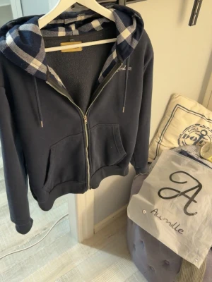Marinblå hoodie från Aumille - Stort sett helt ny kofta från Aumille storlek M. Riktigt fett mönster inne. Påse medföljer.