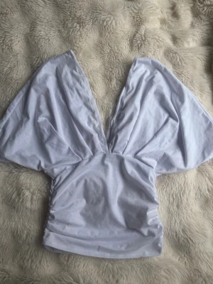 vit chic topp  - xs men passar mer som s