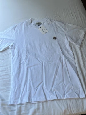 Moncler t shirt  - Vit moncler t shirt ej äkta pris kan diskuteras