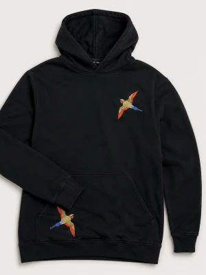 Svart hoodie med broderad fågel Axel Arigato - Säljer en svart hoodie från Axel Arigato i 100% bomull. Hoodien har en broderad färgglad fågel på bröstet och fickan, samt klassisk huva och ribbade muddar. Perfekt för dig som gillar streetwear och vill sticka ut med snygga detaljer.
