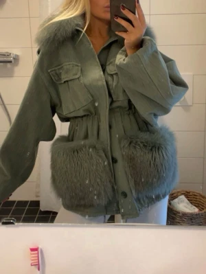 Custommade jacka - Så fin jacka från custommade storleken s/m🤍 kommer inte till användning, denna gamla modell/färg säljs inte längre därav priset.