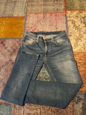 Nudie - Säljer ett par otroligt snygga jeans från Nudie i modellen thin fin med en fin tvätt, W30 L32. Innerben-77cm, benöpnning-17cm, midja-38cm. Tveka inte på att höra av dig vid frågor🙌