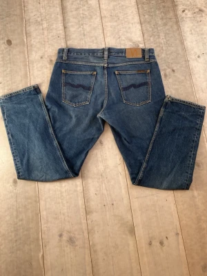 Nudie jeans  - Feta nudies model gritty jacksson storlek w32 L 32 bra skick inte andvänt ofta skriv vid funderingar eller bilder (de små vita prickarna på framsidan av bilden är inte färg de är dam)