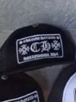 Svart truckerkeps Chrome Hearts - Säljer en svart truckerkeps från Chrome Hearts med vit broderad patch framtill där det står 'FUCK Hollywood, USA'. Kepsen har mesh på sidorna och justerbar snapback. Metallknapp med logga på toppen och cool streetwear-vibe.