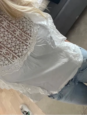 Vit blus med spets och volanger - Säljer denna supersöta vita spetstopp🥰