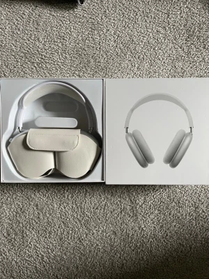 AirPods Max hörlurar. Kopia! - AirPods Max hörlurar som är kopior men fungerar superbra. Batteriet håller ca 8 timmar, ljudet är oerhört bra men alla funktioner finns inte tillgängligt till exempel att de inte har noicecancellation. Hörlurarna har enbart testats en gång men inte använts mer än det. Skriv vid frågor!