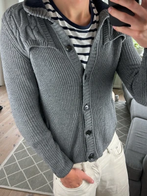 Cardigan Stickad Grå Tommy Hilfiger  - Snygg och perfekt nu inför det kalla vädret! Mått: A:48 B:45 C:48 D:62 (cm) Skriv vid fundering!😇🙌