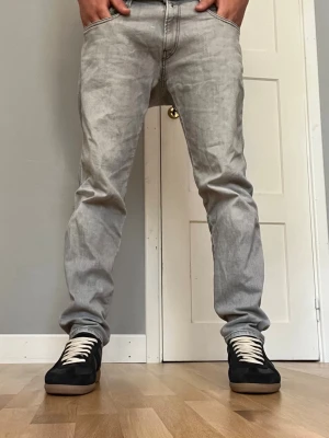 Ljusgrå slim fit replay anbass  - Säljer dessa riktigt feta gråa replay anbass som är perfekta till hösten när det blir lite svalare. Jeansen är av ett mjukt bomull och är stl w34 l32 men är slim fit så har en väldigt skyst passform.