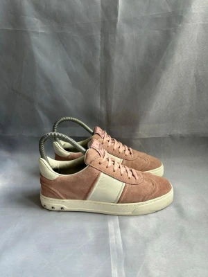 Rosa valentino Flycrews  - Rosa valentino Flycrews | Skick - 9/10, mycket bra | 1 nit borta | Size - 35 | Inget og ingår | Äkta | Hör av er vid frågor eller funderingar 🙌