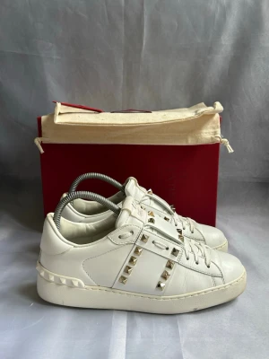 Valentino Rockstud  - Valentino Rockstud | Skick - 9/10, mycket bra | Size - 37 | Box, Dustbag och valentino kort medföljer | Äkta | Hör av er vid frågor eller funderingar 🙌