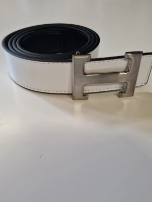 Herme's bälte - Helt nytt vitt bälte i nyskick. Stilren design som passar både vardag och finare tillfällen. Aldrig använt.