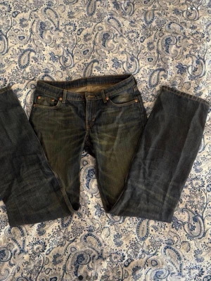 Jeans - Säljer ett par mörkblå jeans med raka ben från weekday då dom inte passar mig i längden, dom är i storlek 28/34 och har itne används mycket 💗Innerbenslångden=85cm.                                                  Tvärs över midjan =38cm 