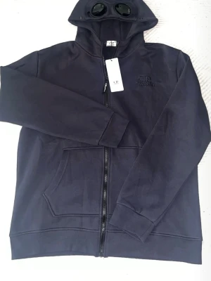 Cp Company Hoodie - Hel ny mörk blå cp company kofta, för fler och bättre bilder skriv bara!
