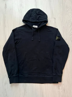 Stone island hoodie  - Säljer en stone island hoodie i marin blå färg i snyggt skick storlek small priset är ej satt i sten 