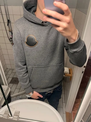 Moncler hoodi  - Säljer en moncler hoodie storlek small i mycket bra skick priset är ej satt i sten 