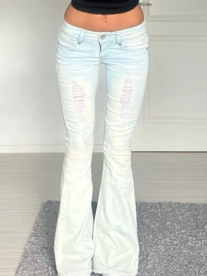 Jeans - Midjemått: 34cm rakt över, innerbenslängd: 81cm 💗