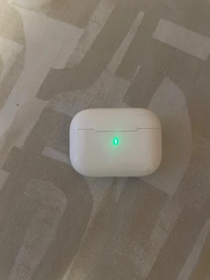 Vita trådlösa in-ear hörlurar - Säljer ett par vita trådlösa in-ear hörlurar med laddningsetui. Etuiet har en LED-indikator på framsidan och hörlurarna har en stilren, kompakt design. Perfekta för musik, poddar och samtal på språng.