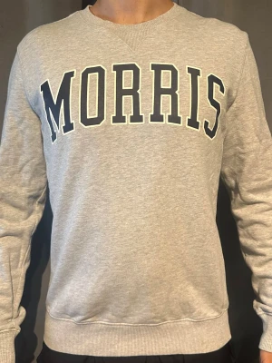 Morris tröja  - 👕Plagg : Tröja                                                                                  👕Märke : Morris                                                                                      📏 Storlek : M                                                                                    ✨ Skick : Väldigt bra                                                      🧍‍♂️Modellen är 180cm