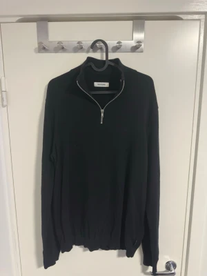 Jack & Jones halvzip - Jack & Jones halvzip i bra skick, storlek M, passar till allt! Skriv vid frågor/funderingar! 