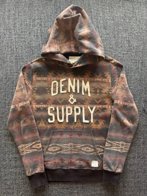 Denim & supply hoodie ~ 2000’s YK2 - Säljer nu denna sjukt snygga Denim & Supply hoodien med unikt mönster | st S ~ 170–180cm | passar perfekt nu till kyligare dagar! Modellen produceras inte längre och är därav väldigt sällsynt. Kan även gå ner lite i pris vid snabb affär🍁🫶