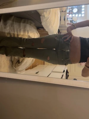 Gröna nelly jeans  - säljer ett par nelly jeans pga att jag inte använder dem, strl 32 short! Jätte fint skick förutom nån liten slitning ned intil 