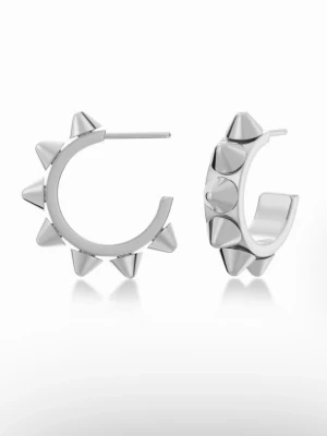Peak Creoles S Silver - Säljer ett par coola silvriga örhängen i hoop-modell med spetsiga nitar runt hela ringen. ❤️