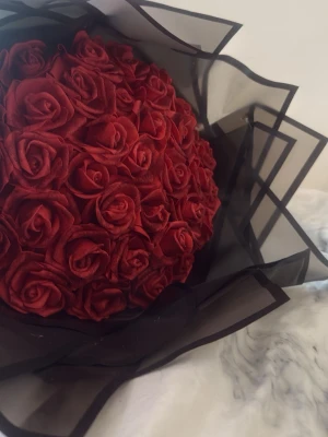 Evighetsrosor röda - Säljer denna evighetsblomma pga jag ej har nytta av den längre, då det är 50 rosor 