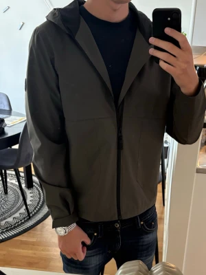 Windbreaker - Snygg windbreaker i olivgrön nästan helt ny använd endast ett par gånger, inga defekter nypris ca 1500