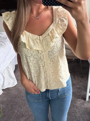 Beige topp  - Beige topp i mycket bra skick 