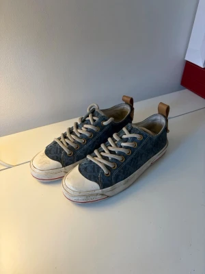 Chloé skor - Snygga Chloé sneakers i blått denimtyg med vita sulor och snören. De är i gott skick, jag har bara inte tvättat dem innan annonsen. Så det går nog att få dem mycket renare! Skriv vid frågor eller funderingar!👍