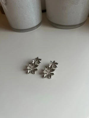 Silvriga blomformade örhängen - Silver örhängen, använda ett fåtal gånger💕