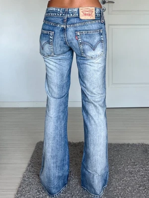 Levis - Midjemått: 36cm rakt över, innerbenslängd: 80cm 💗