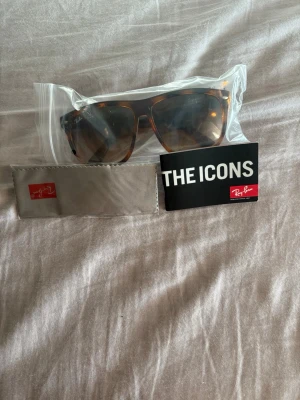 solglasögon från Ray-Ban - Helt nya endast använda en gång men tyckte inte de passa mig så de har bara legat o samlat damm hela sommarn så därför säljer jag. Helt nytt skal till dom medföljer också. Storlek 60 15