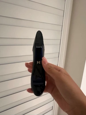 Parfymflaska Carolina Herrera - Säljer en unik parfymflaska formad som en högklackad sko i svart och mörkblått med gulddetaljer. Flaskan har en elegant och modern design som verkligen sticker ut på parfymhyllan. Perfekt för dig som gillar snygga detaljer i badrummet. Original 80mll men skulle säga att min är omkring 65 mll då jag använt lite:)