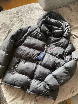 Ralph Lauren  jacka svart  - Pris kan diskuteras vid SNABB affär. Storlek S, inga hål på jackan. Tryckknapparna sitter lite hårt och man behöver ta i lite för att knäppa upp dem