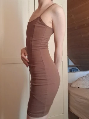 Bodycon Dress - Styvt brynt material som kramar om kroppen ♡ Endast använd för provning och sedan hängt i garderoben.